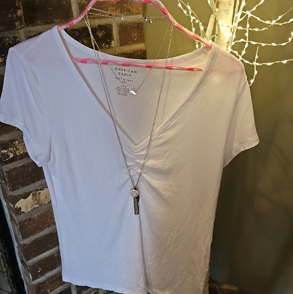 💥SALE💥American Eagle Outfitters White V-Neck Short Sleeve Top w Ruched Detail